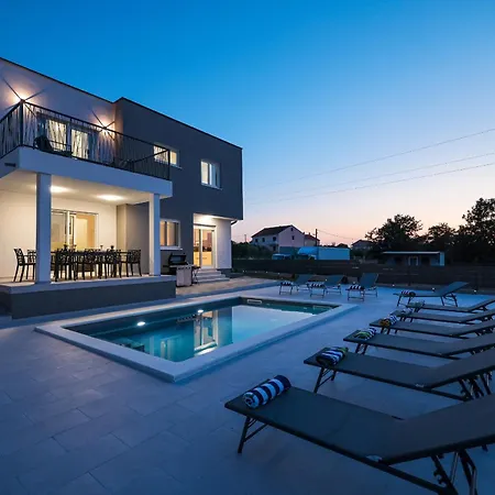 Ivicasa With Pool Villa