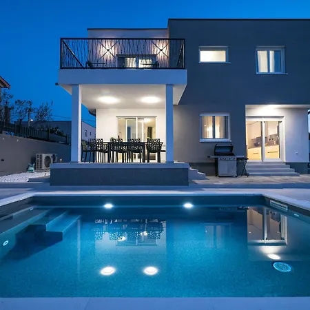 Ivicasa With Pool Villa