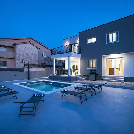 Ivicasa With Pool Villa *