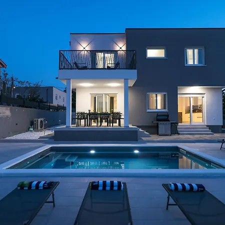 Ivicasa With Pool Villa