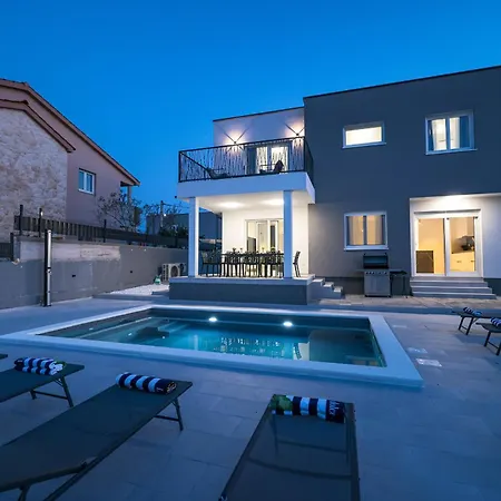 Ivicasa With Pool Villa